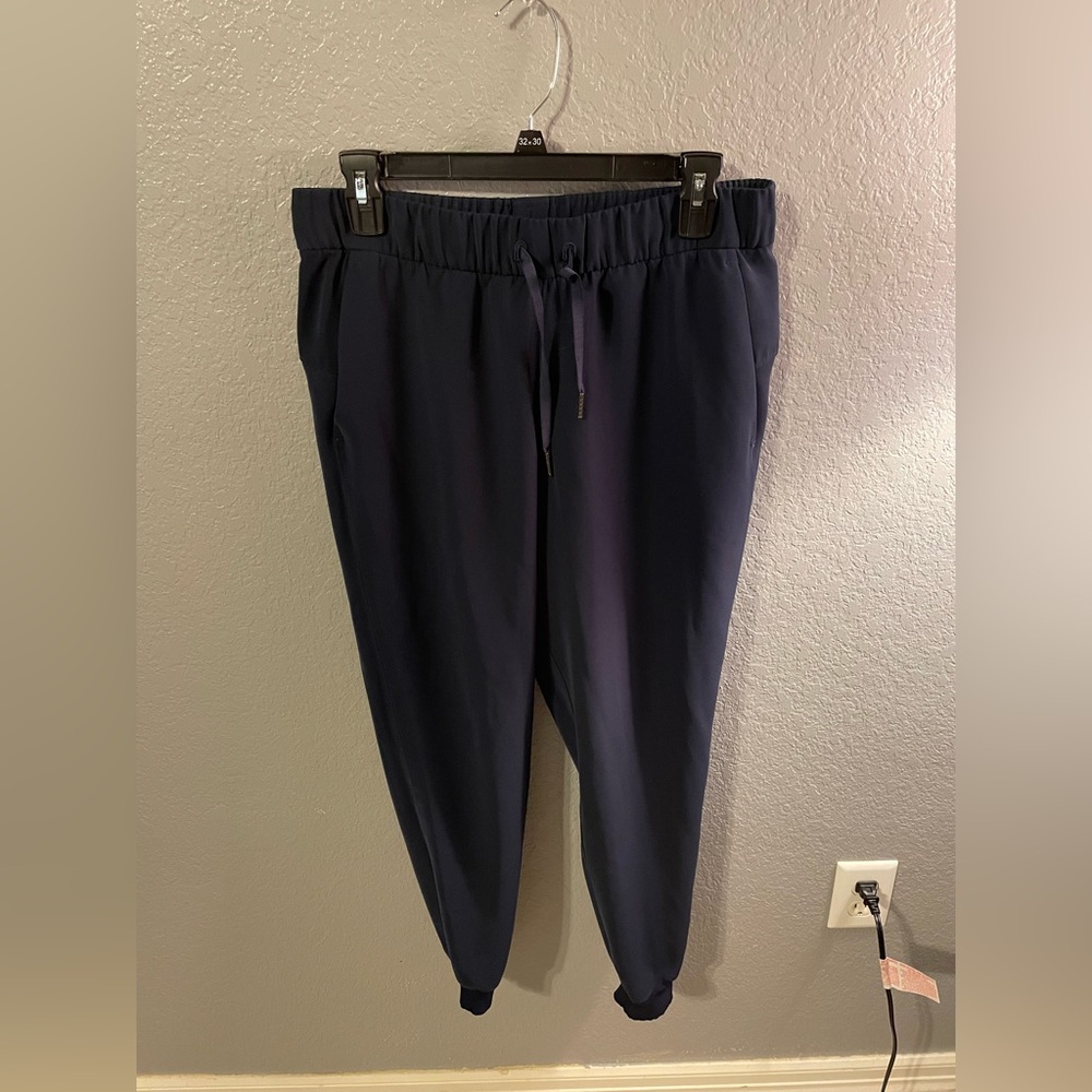 Lululemon on the fly navy joggers size 8 WOVEN material